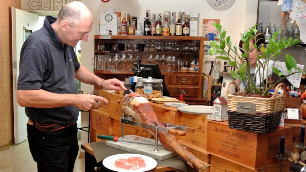 Nero di Seppia: Giulio schneidet Prosciutto - goodstuff AlpeAdria - © Gustav Schatzmayr