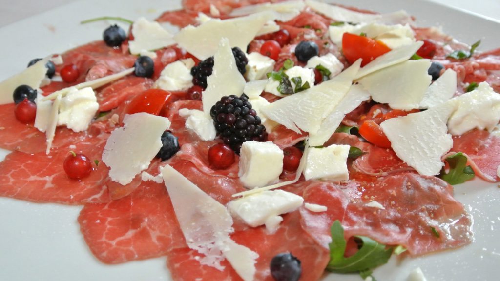 Carpaccio di Manzo con Mozzarella - godstuff AlpeAdria