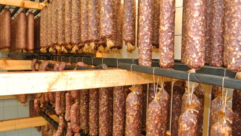 Salami und Würsteln in der Reifekammer - goodstuff AlpeAdria