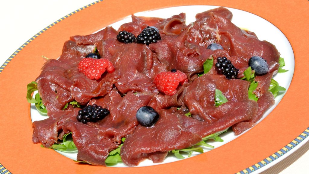 Carpaccio di Cervo marinato con Frutti di Bosco - goodstuff AlpeAdria