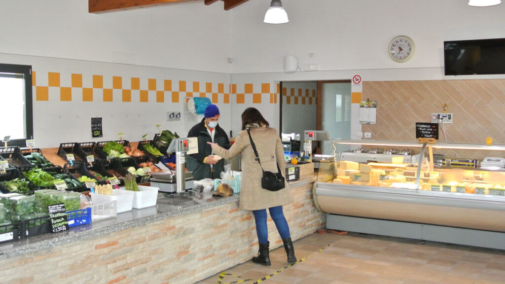 Spargel und Käse im Hofladen von Duranti - goodstuff AlpeAdria
