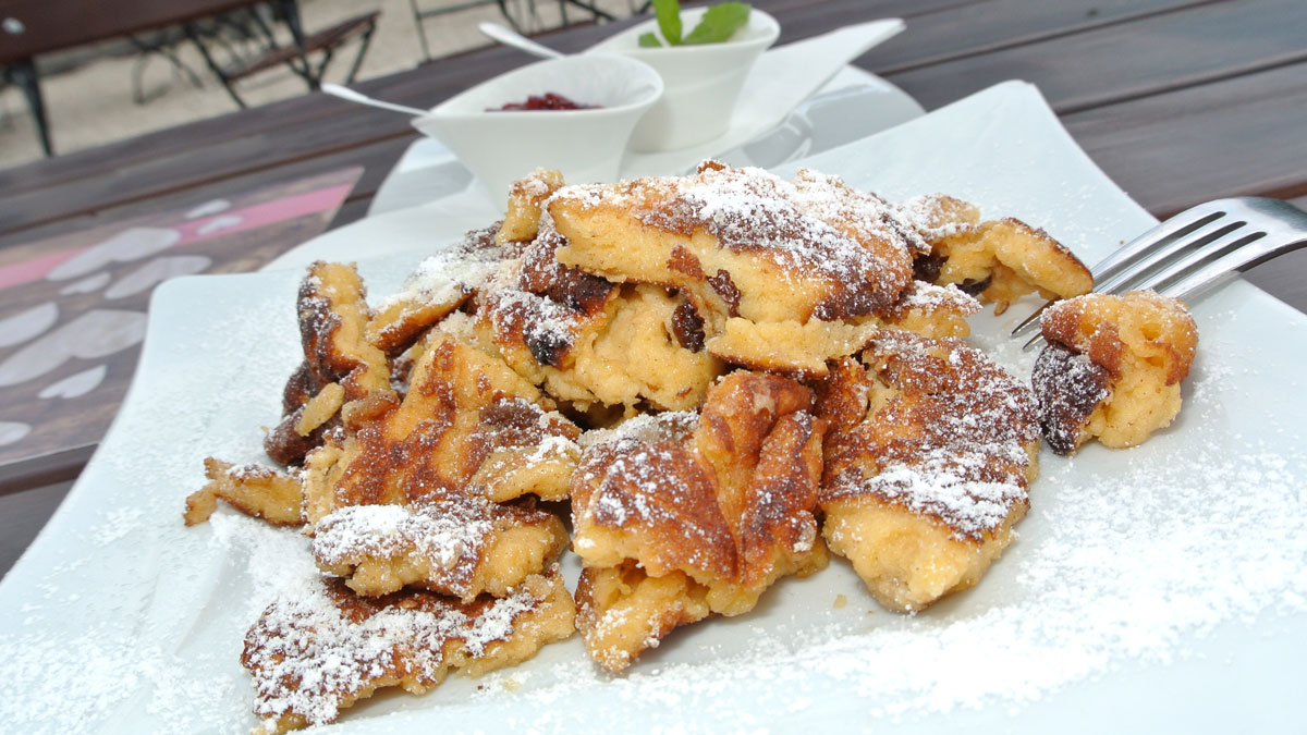 Kaiserschmarrn mit Preiselbeeren und Apfelmus - goodstuff AlpeAdria