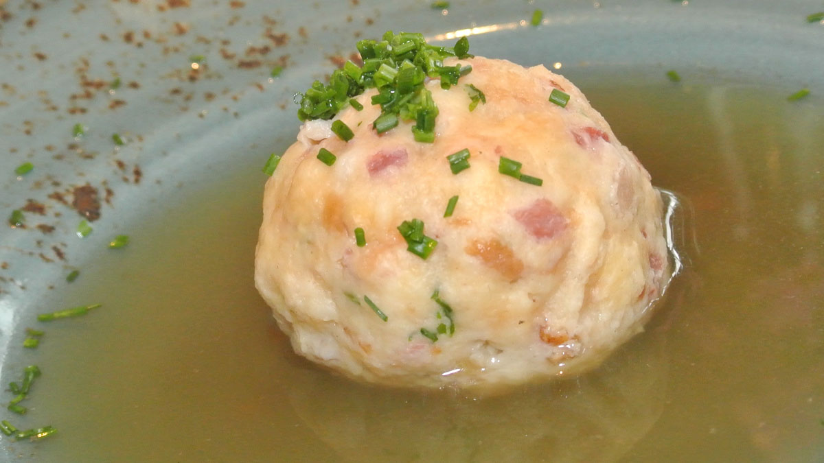 Rindsuppe mit Gailtaler Fleischknödel - goodstuff AlpeAdria