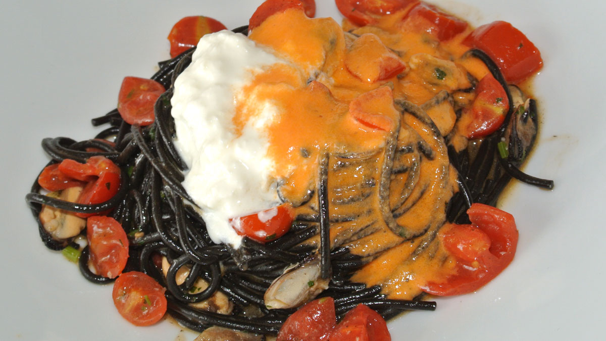 Spaghetti neri mit Cozzo, Burrata und Tomaten - goodstuff AlpeAdria