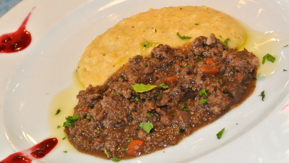 Polentina morbida con Ragù di Cervo / Hirschragout - goodstuff AlpeAdria