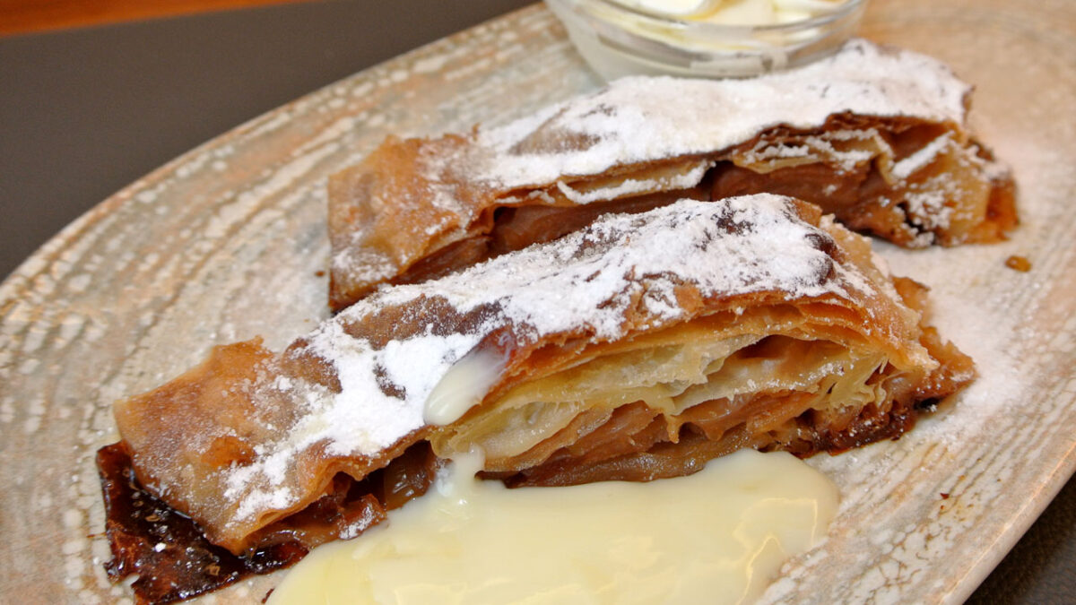 Apfelstrudel mit Vanillesauce - goodstuff AlpeAdria