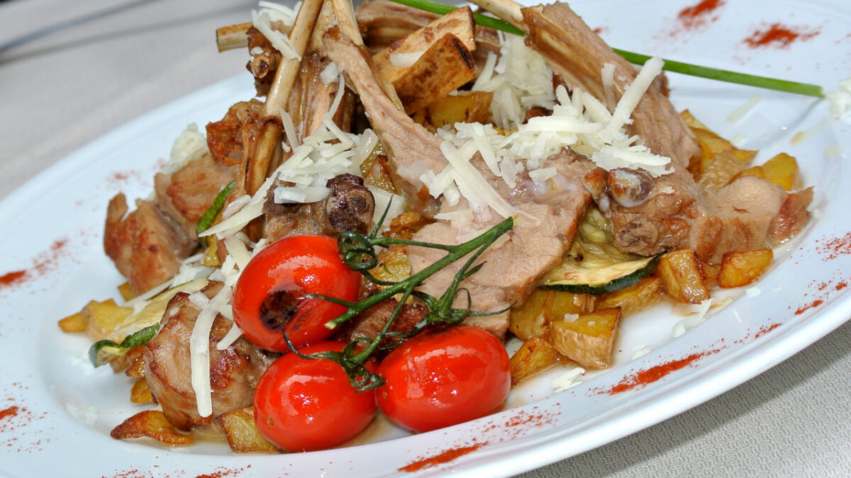 Kalbskotletts mit Kartoffeln, Tomaten und Käse - goodstuff AlpeAdria