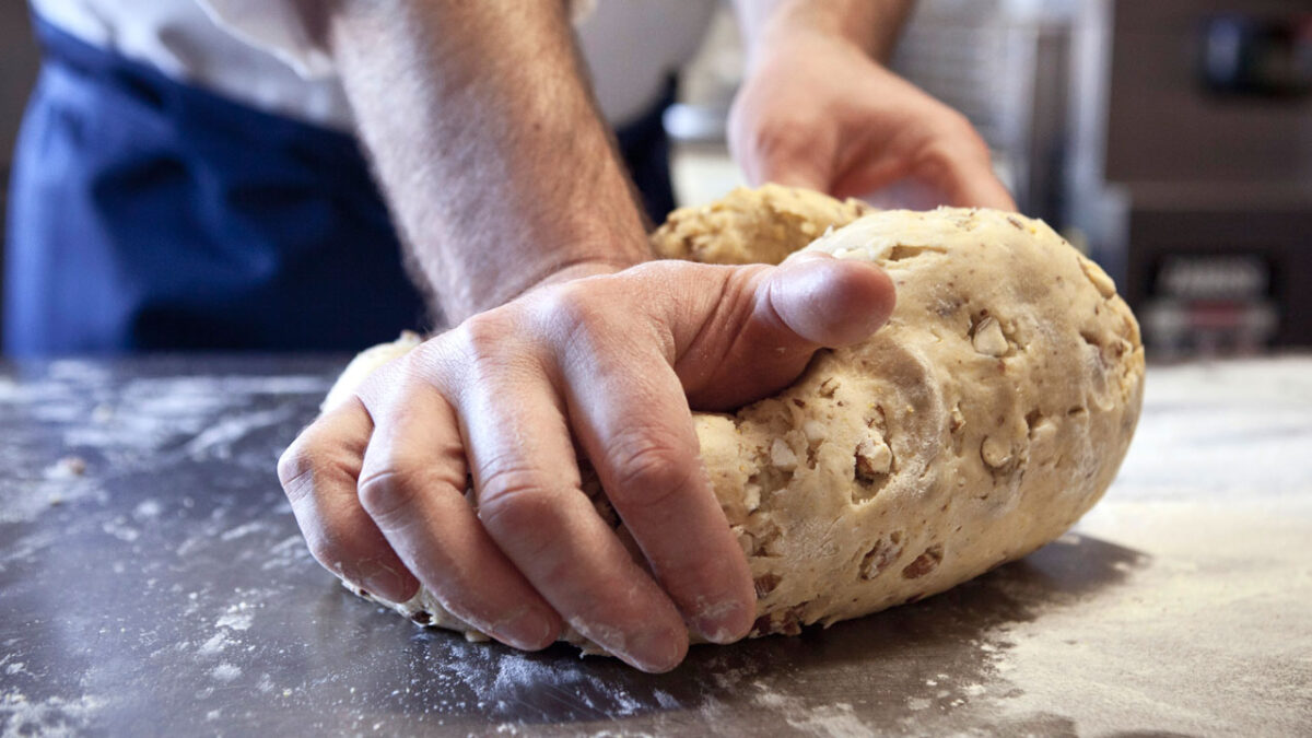 Kneten des Teiges - © Elisa Caldana