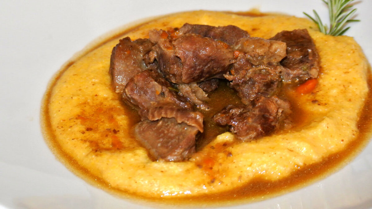 Guancette di Maiale in Umido con Polenta - goodstuff AlpeAdria
