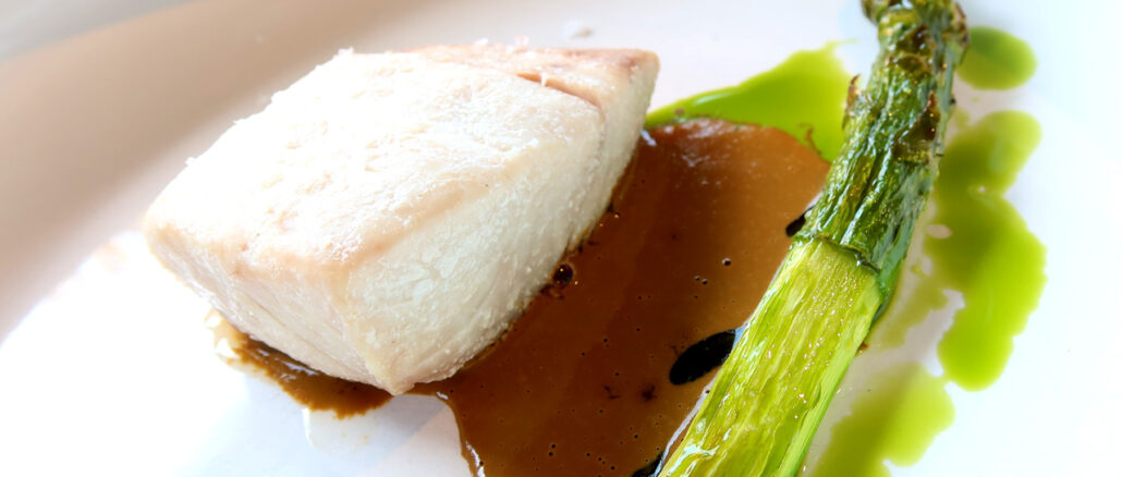 Ricciola in Oliocottura, Asparago verde e Salsa di Conchiglie - goodstuff AlpeAdria