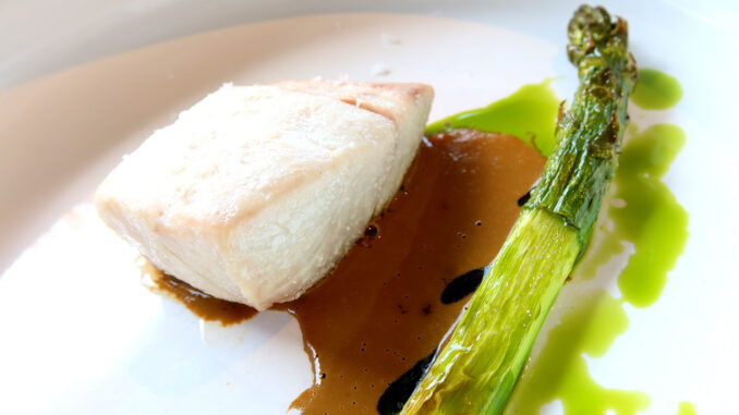Ricciola in Oliocottura, Asparago verde e Salsa di Conchiglie - goodstuff AlpeAdria
